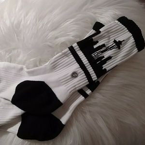 Black and white Seattle skyline socks